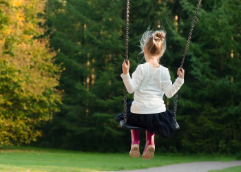 فواید تاب بازی برای کودکان