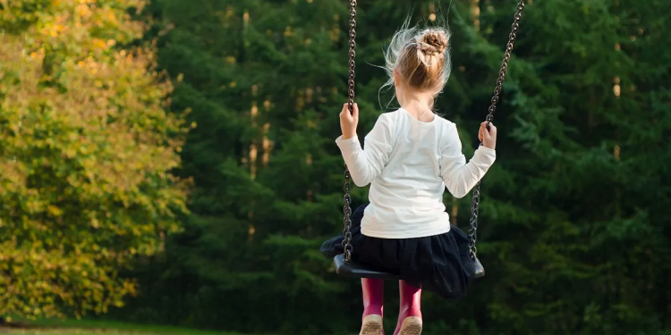 فواید تاب بازی برای کودکان